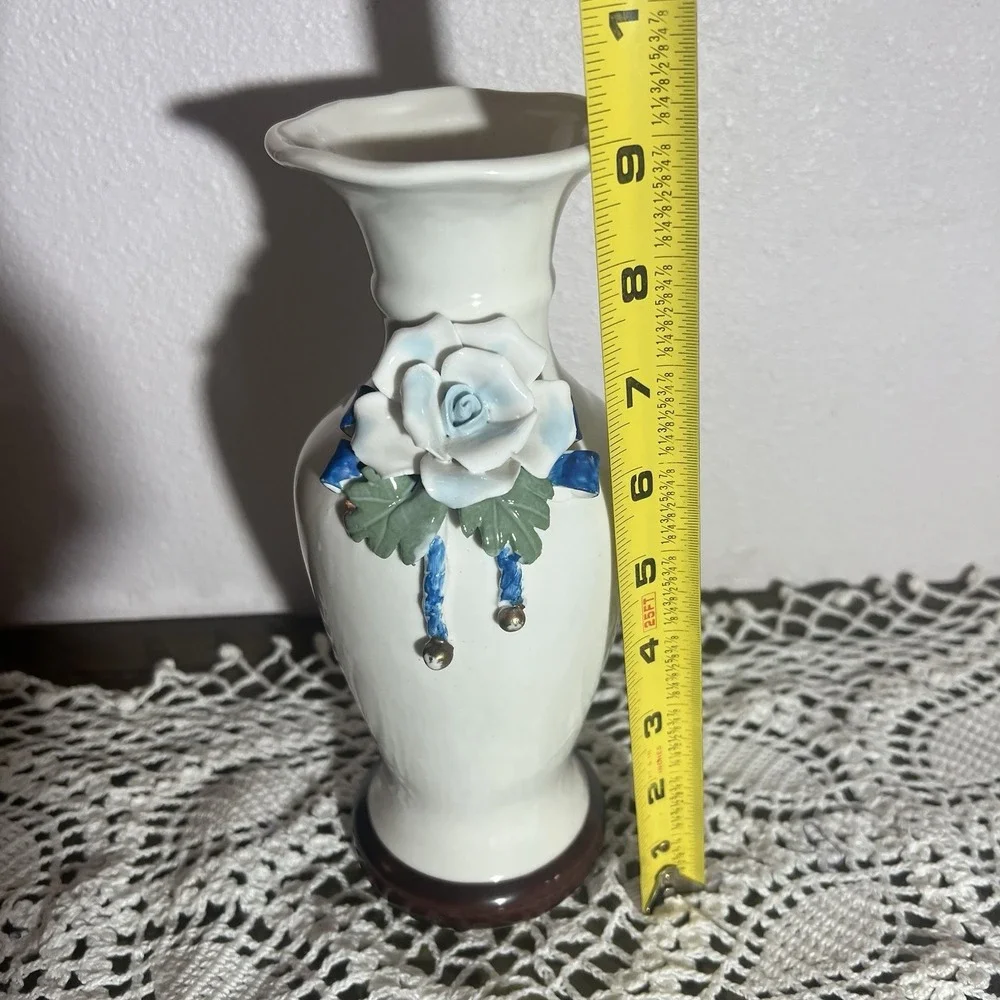 Vintage Floral Bud Vase w/sculpted Flowers. 1970's‎